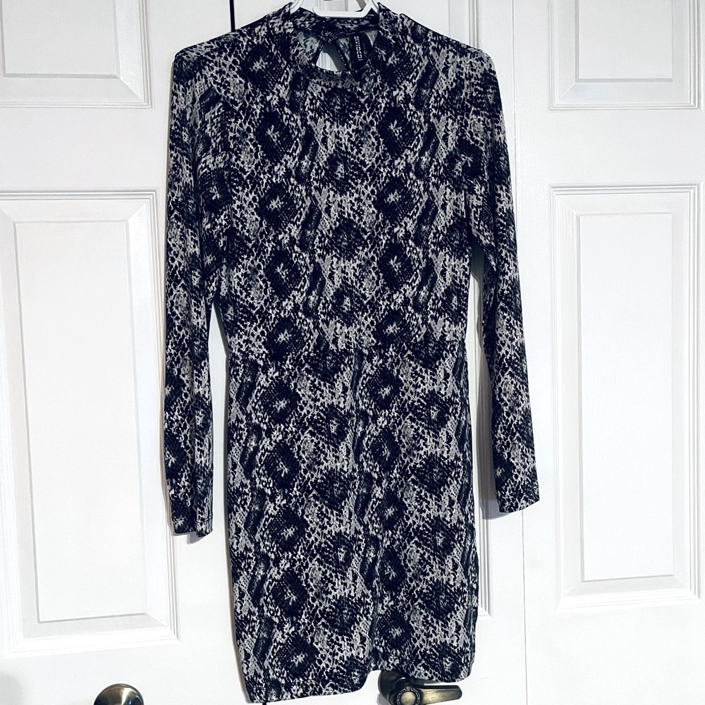 NWOT H&M Divided sexy, long sleeve, mock neck, open back sexy dress. Size 6